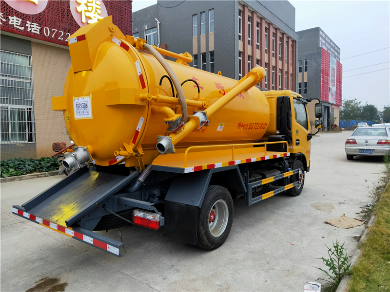 東風牌5方吸污車