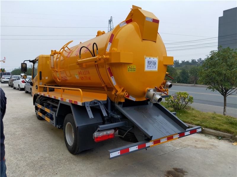 東風牌5方吸污車