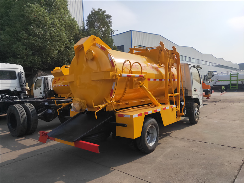 東風(fēng)4方5方餐廚垃圾車(chē)(圓罐)